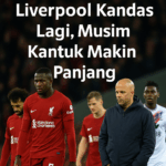 Pemain Liverpool tampak kecewa di Anfield setelah kalah dari Crystal Palace, dengan tulisan “Liverpool Kandas Lagi, Musim Kantuk Makin Panjang” di atasnya.